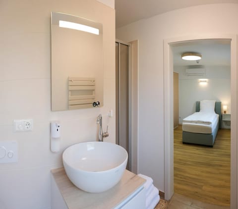 Bathroom, Photo of the whole room, Bedroom