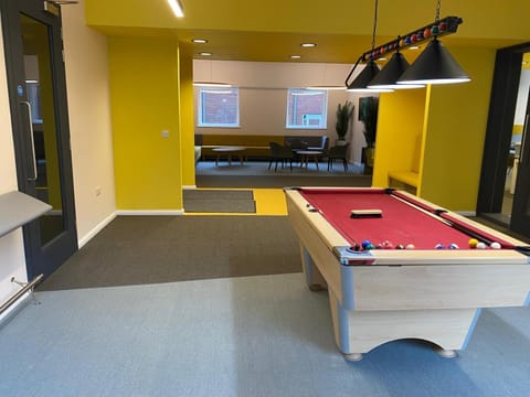 Billiard, Game Room