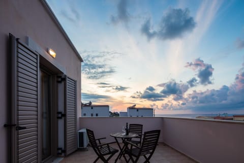 Natural landscape, Balcony/Terrace, Dining area, Sunset