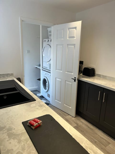 Kitchen or kitchenette, washing machine, dryer