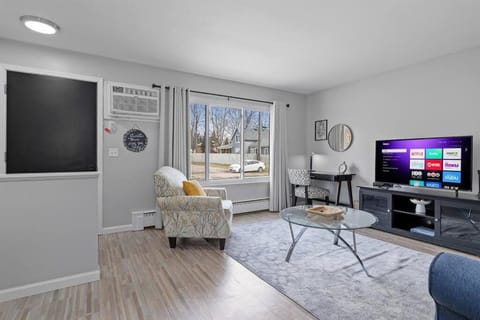 Bright & Comfy 1 Bedroom Flat - Hollywood Suites Copropriété in Mount Clemens