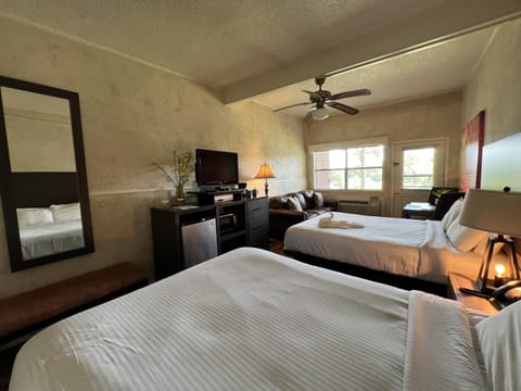 Mountain Harbor Queen Guest Room on Lake Ouachita Hotel in Lake Ouachita