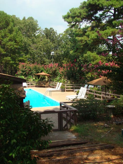 Mountain Harbor Queen Guest Room on Lake Ouachita Hotel in Lake Ouachita