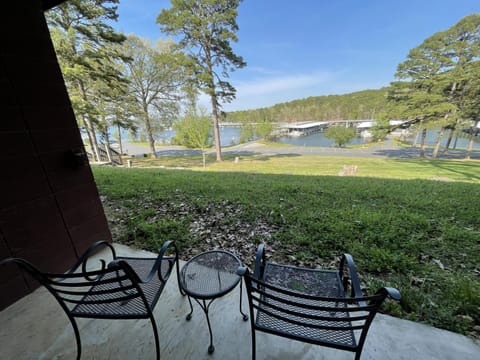 Mountain Harbor King Guest Room on Lake Ouachita Hotel in Lake Ouachita