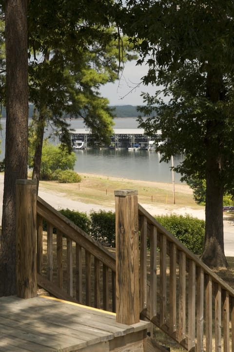 Mountain Harbor King Guest Room on Lake Ouachita Hotel in Lake Ouachita