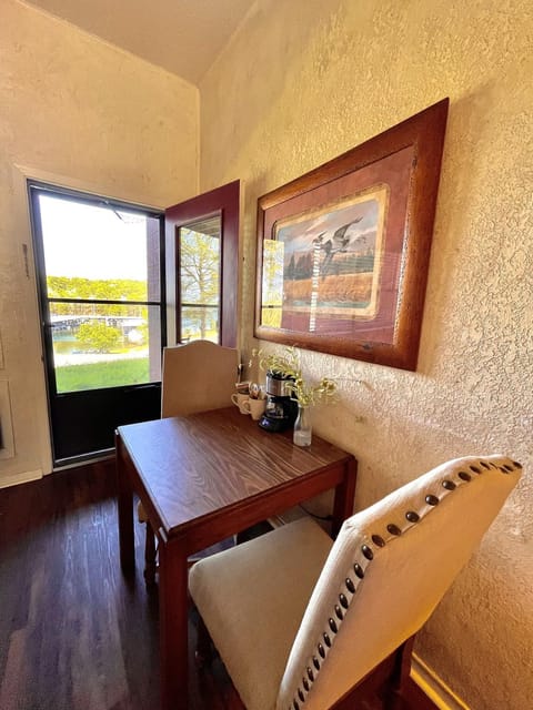 Mountain Harbor Queen Guest Room on Lake Ouachita Hotel in Lake Ouachita