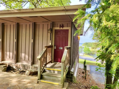 Lake view queen guest room with two queens, sleeper sofa and patio overlooking Lake Ouachita, Hotel Room Hotel in Lake Ouachita