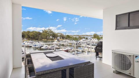 Modern Unit On The Marina House in Sandstone Point