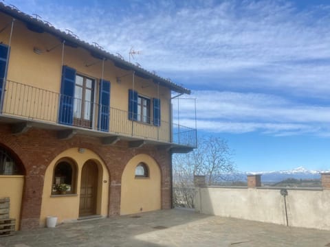 Property building, Natural landscape, Balcony/Terrace, Mountain view