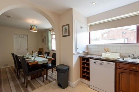 Kitchen or kitchenette, Living room, Seating area, Dining area, dishwasher, minibar, pet friendly, stove