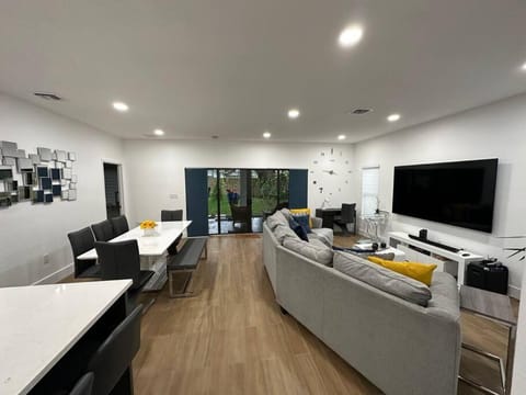 Enjoy our brand new home close to Hollywood in Hallandale Beach! Haus in Hallandale Beach