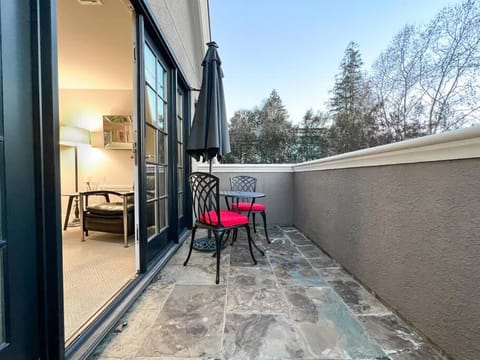 Modern Castle with Kitchen Hot Tub, Cafe, Office Maison in Willow Glen