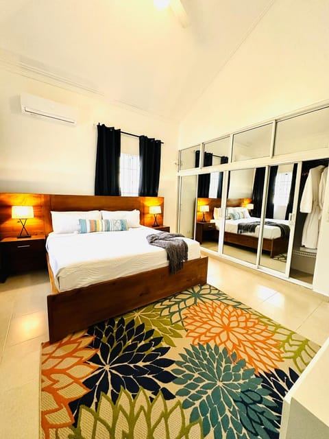 Bed, Photo of the whole room, Seating area, Bedroom, air conditioner