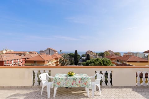 View (from property/room), Balcony/Terrace, Dining area, City view, Sea view