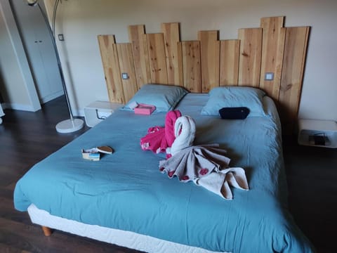 Villa Familiale, 10 personnes ,5 chambres ,piscine chauffée ,proche Bordeaux Villa in Mérignac