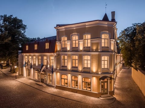 Property building, Facade/entrance, Night