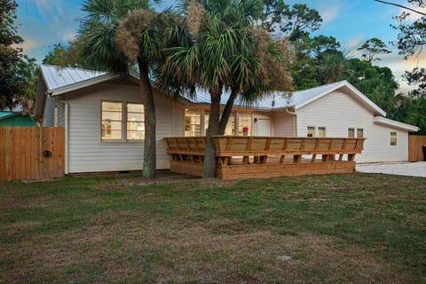 Pink Pearl By the Sea 8 Bedroom House in Tybee Island