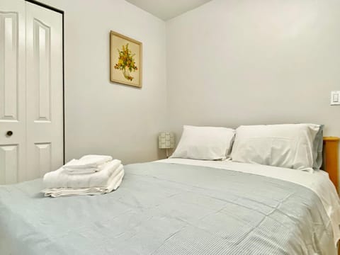 Burnaby Metrotown Cozy 3 Bedroom Suite Bed and Breakfast in Burnaby