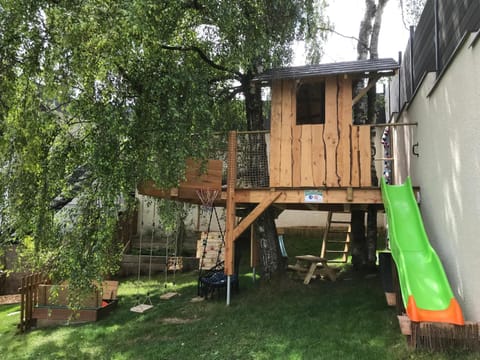 Gîte avec piscine chauffée & aires de jeux pour enfants House in Chambery