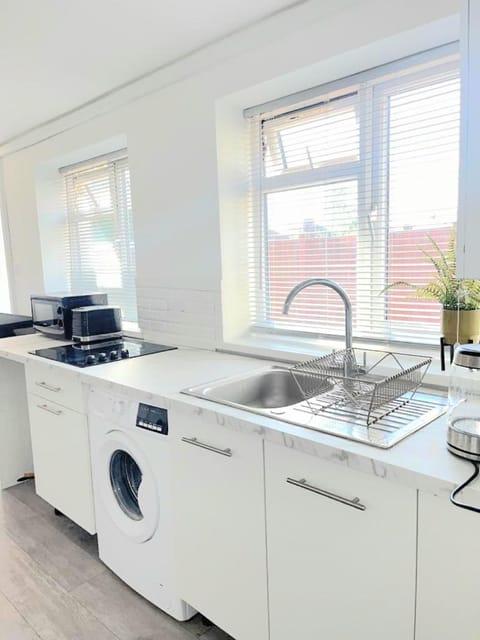 Modern 2 Bedroom Flat With Garden LONDON Apartment in Harrow