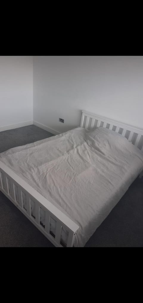 Short and Long Night Stay - very close to Gatwick and City Centre - Private Airport Holiday Parking - Early Late Check-ins Bed and Breakfast in Crawley