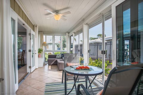 Crystal Sands & Seahorses Beach Villa House in Siesta Beach