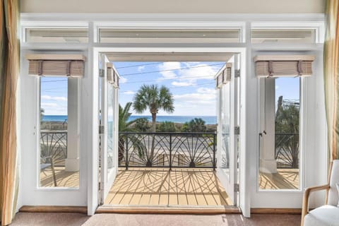 Front Beach Oasis House in Lower Grand Lagoon