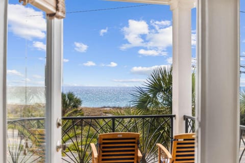 Front Beach Oasis House in Lower Grand Lagoon