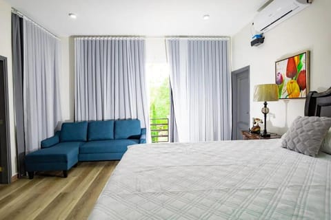 Bed, TV and multimedia, Living room, Photo of the whole room, Seating area, Bedroom, air conditioner