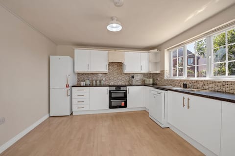 Kitchen or kitchenette, dishwasher, minibar, pet friendly, stove, toaster