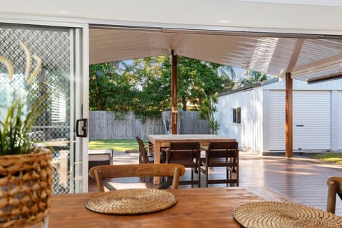 Beachside beauty - walk to surf, lake & cafés House in Currimundi