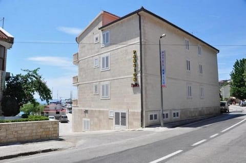 Rooms by the sea Krilo Jesenice, Omis - 17901 Bed and Breakfast in Split-Dalmatia County