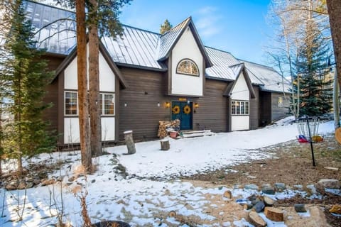 9 BDR Close to Main Street with Secluded Hot Tub House in Breckenridge