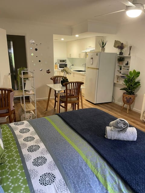 Studio Next to Bond University Apartment in Mermaid Waters