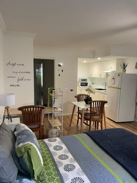 Studio Next to Bond University Apartment in Mermaid Waters