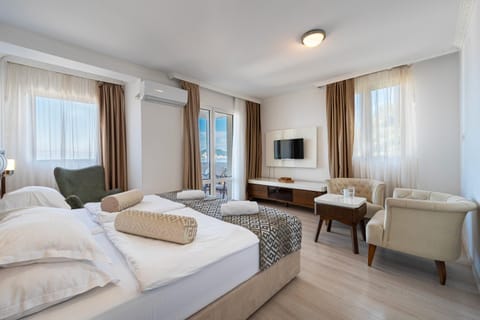 Bed, TV and multimedia, Seating area, Bedroom, Sea view, air conditioner