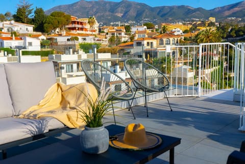 Balcony/Terrace, Balcony/Terrace, Seating area, City view, Mountain view