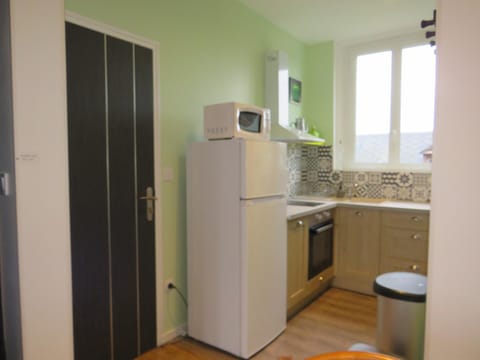 Kitchen or kitchenette, minibar, stove