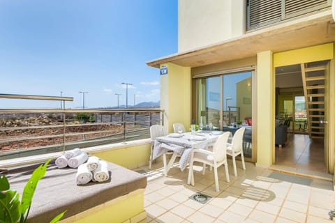 Property building, Balcony/Terrace, Dining area