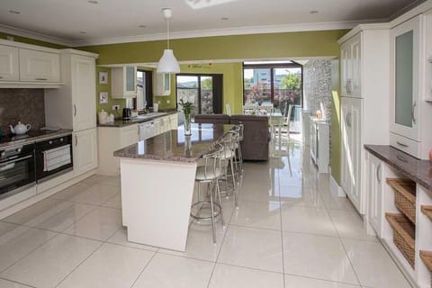 Kitchen or kitchenette, Seating area, Dining area, dishwasher, minibar, pet friendly, stove