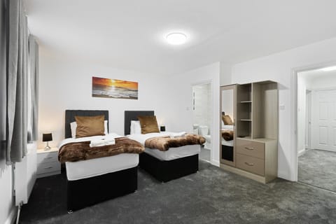 Roomy 3 bedroom house, 2 baths Apartment in Edgware