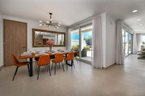 NEW 3BR 2BA Modern Oasis 3-min to Eagle Beach House in Noord