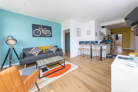 TV and multimedia, Kitchen or kitchenette, Living room, Seating area, Dining area