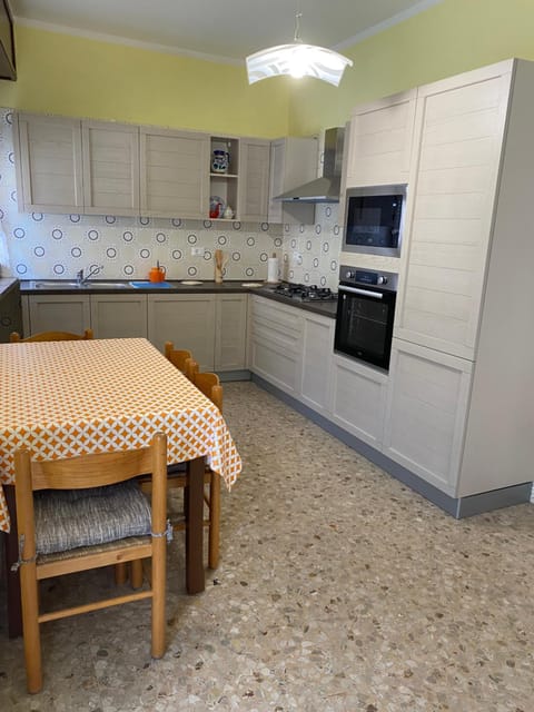 Kitchen or kitchenette, Dining area, dishwasher, minibar, pet friendly, stove