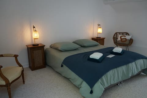 Photo of the whole room, Bedroom