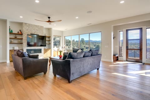 Prescott Vacation Rental with Game Room and Mtn Views! Casa in Prescott Valley