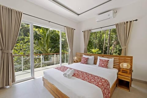 New 4 BR Villa surrounded by Jungle and Ricefields Chalet in Tampaksiring