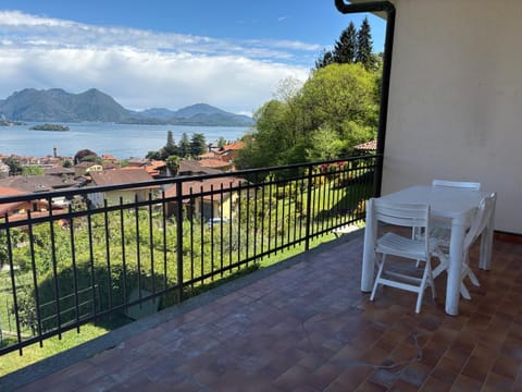 Balcony/Terrace, Lake view, Mountain view