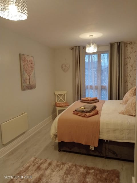 Beautiful Marina Apartment with private garden, flexible bedrooms with zip & link beds Condo in Gosport