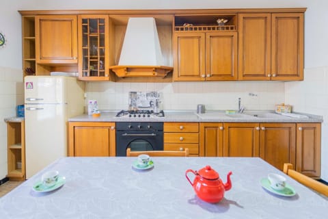 Kitchen or kitchenette, Dining area, pet friendly, stove